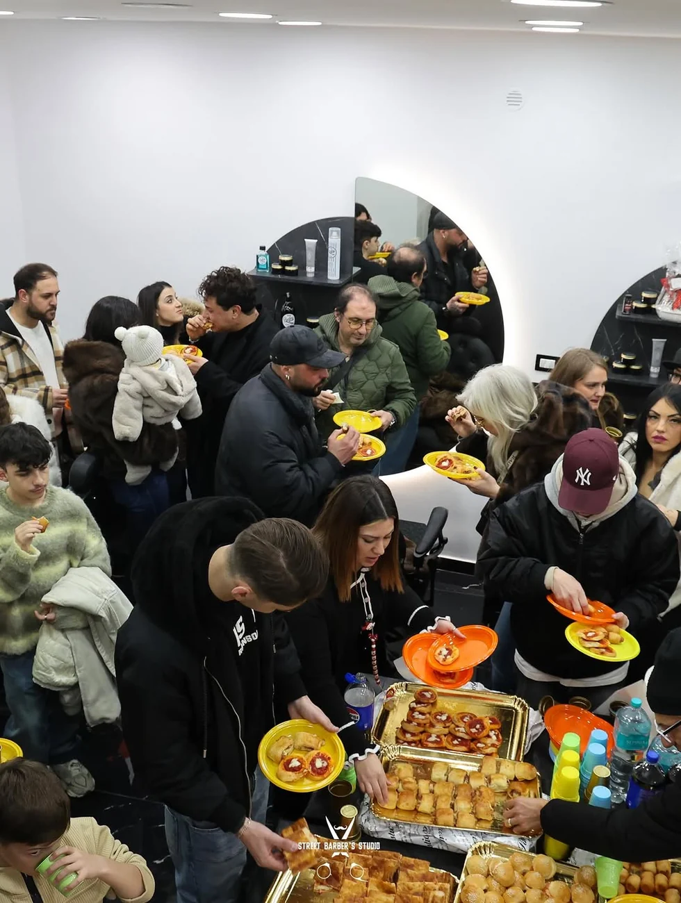 Lo studio pieno di amici e clienti durante l'inaugurazione