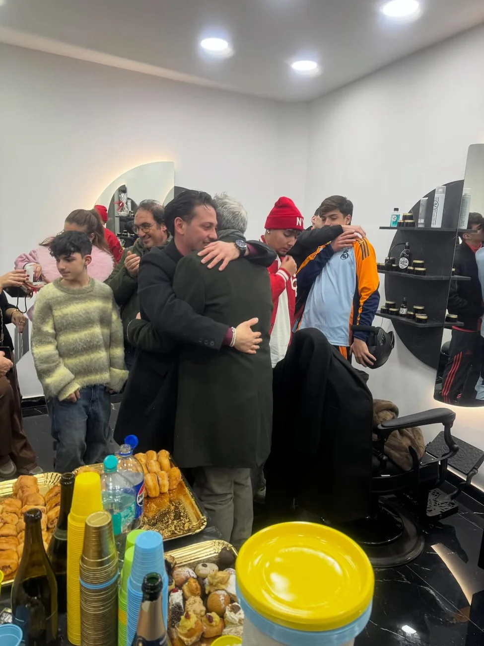 Un abbraccio nello studio la sera dell'apertura