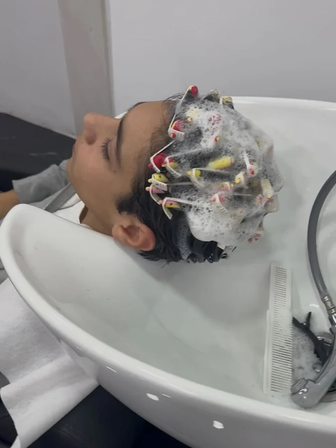 Lavorazione della permanente con bigodini al lavaggio