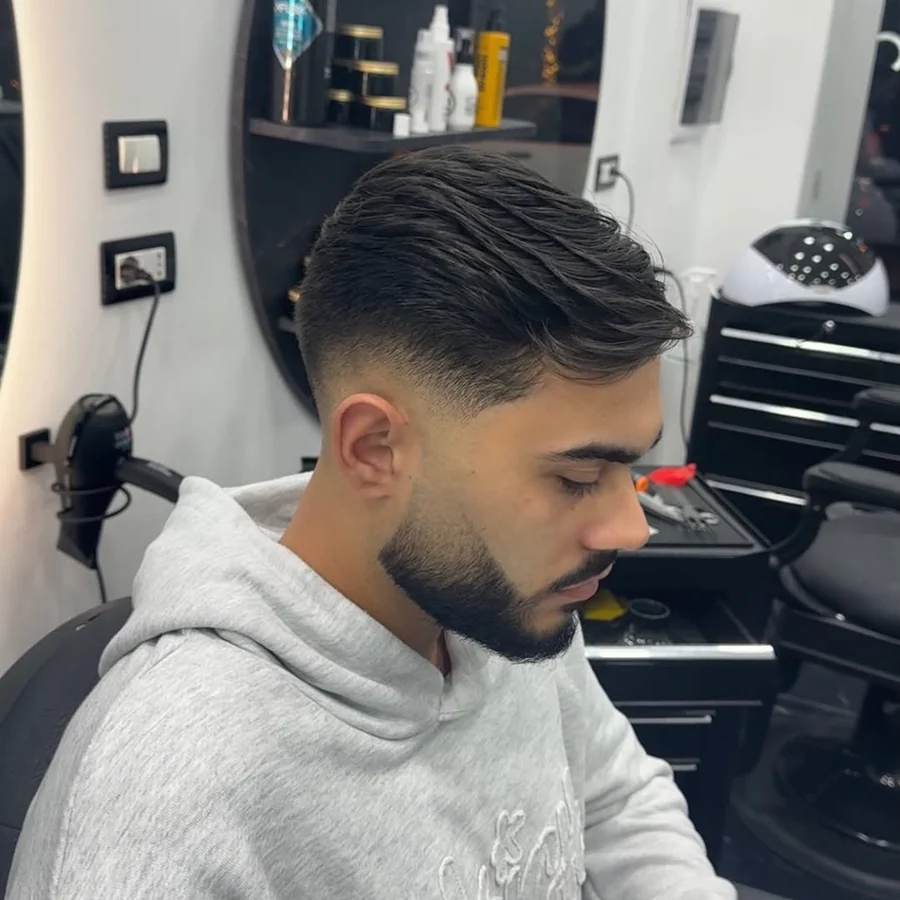 Taglio con volume sopra e barba rifinita
