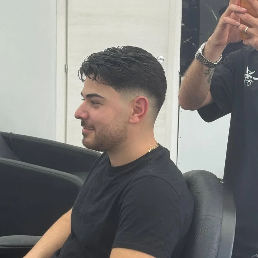 Capelli mossi con barba rifinita